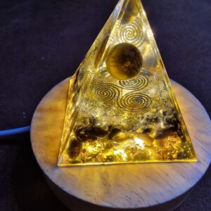 orgoniet piramide gouden bol met verlichting